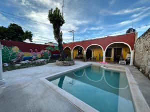 uma piscina em frente a um edifício em La Casa Rosal, Pool em Campeche