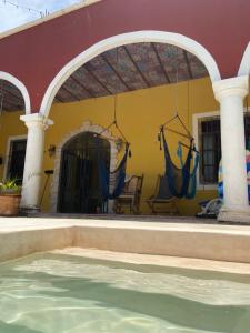 uma casa com piscina em frente a um edifício em La Casa Rosal, Pool em Campeche