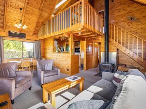 uma sala de estar com um sofá e uma mesa em Rakau - National Park Holiday Home em National Park