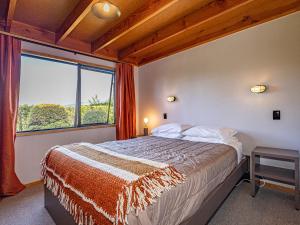 En eller flere senge i et værelse på Rakau - National Park Holiday Home