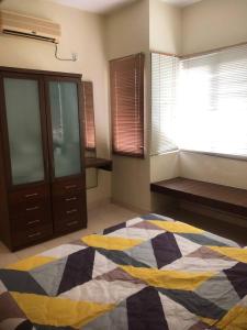 um quarto com uma cama, uma janela e um banco em Dalila Guest Apartment at Bukit Merah by #ayahtokads em Kampong Gunong Semanggol