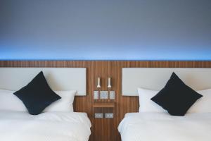 Postel nebo postele na pokoji v ubytování Liberated HOTEL Haruyoshi Kaichi + 14 fotografií