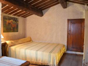 1 dormitorio con 2 camas y una pintura de un caballo en Maison Le Lavandou, 3 pièces, 6 personnes - FR-1-251-46 en Le Lavandou