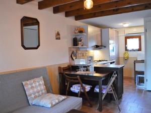 sala de estar con mesa y cocina en Maison Bormes-les-Mimosas, 2 pièces, 6 personnes - FR-1-251-273, en Bormes-les-Mimosas