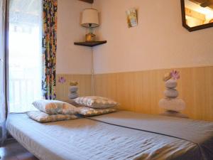 Un dormitorio con una cama con algunas rocas. en Maison Bormes-les-Mimosas, 2 pièces, 6 personnes - FR-1-251-273, en Bormes-les-Mimosas