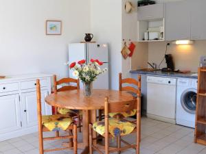 Kuchyň nebo kuchyňský kout v ubytování Appartement Le Lavandou, 2 pièces, 4 personnes - FR-1-251-292