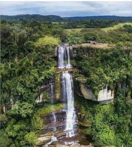 una vista aérea de una cascada en un bosque en Hostal posada San jose, en San José de Suaita