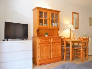 uma sala de estar com uma televisão e uma mesa de jantar em Appartement Le Lavandou, 2 pièces, 4 personnes - FR-1-251-352 em Le Lavandou