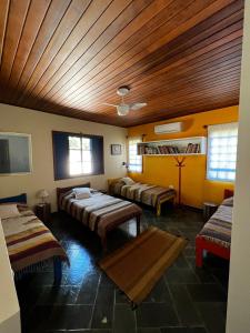 Ένα ή περισσότερα κρεβάτια σε δωμάτιο στο Casa rústica com quintal gostoso perto do centro