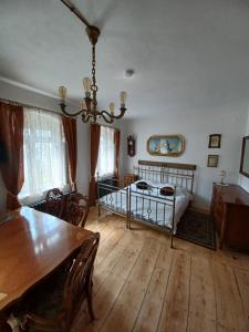 Łóżko lub łóżka w pokoju w obiekcie Zlatá léta - apartmánový dům Jáchymov