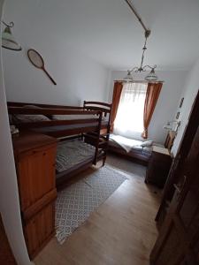 Łóżko lub łóżka w pokoju w obiekcie Zlatá léta - apartmánový dům Jáchymov
