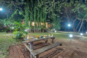 Κήπος έξω από το SaffronStays Laburnum House - 3BHK Pet-Friendly Villa with Pool, Lawn & Countryside Views +18 φωτογραφίες