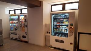 duas máquinas de venda automática numa sala com bebidas em Hotel Lexton Kagoshima Annex em Kagoshima