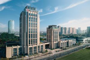 eine Luftansicht einer Stadt mit hohen Gebäuden in der Unterkunft HUALUXE Kunshan Huaqiao, an IHG Hotel - F1 Racing Preferred Hotel in Kunshan
