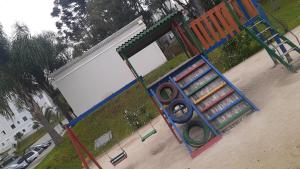 un parque infantil con un tobogán frente a un edificio en Apto Rústico comfy Garg wifi próx a políc Federal serve 5 hóspedes, en Curitiba