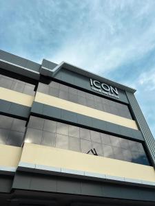een gebouw met een bord erop bij ICON Venue and Suites in General Santos
