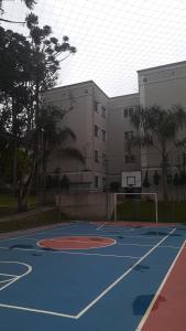 una cancha de baloncesto frente a un edificio en Apto Rústico comfy Garg wifi próx a políc Federal serve 5 hóspedes, en Curitiba