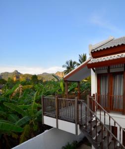 un balcón de una casa con vistas a las plantaciones en Phang Nga Origin Hotel, en Phang Nga