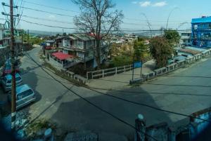 - une vue sur une rue avec des maisons sur le côté de la route dans l'établissement Pink Guest House, à Shillong