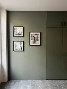 una habitación con tres cuadros en la pared en Appartement - Centre Ville en Joigny