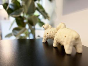 two toy elephants sitting on top of a table at Appartement - Centre Ville in Joigny