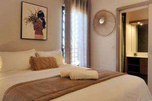 Un pat sau paturi într-o cameră la SunBliss Appartement