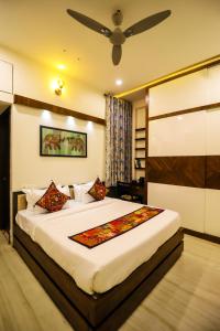 Lavanya Villa with private pool Udaipur في أودايبور: غرفة نوم بسرير كبير بسقف