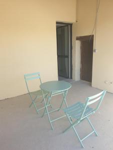 dos sillas y una mesa y una mesa y sillas en appartement meublé parking gratuit 2 nuits minimum, en Montaigu-Vendée