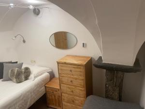 een slaapkamer met een bed, een spiegel en een dressoir bij Two Bedroom Apartment La Voute, Chandon near Meribel - Sleeps 4 Adults or 2 Adults and 3 Children in Les Allues