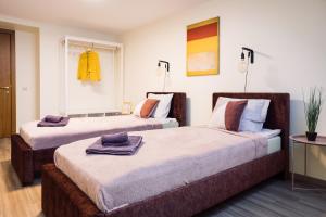 een slaapkamer met 2 bedden en handdoeken bij Rothko apartment/8 guests/4bedrooms/Riga Old Town in Rīga