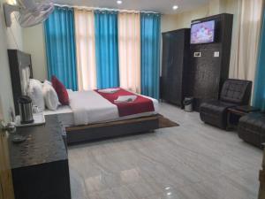 達蘭薩拉的住宿－Vella Mrina Group of Hotel Edge，一间卧室配有一张床,并在一间客房内配有电视。