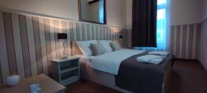 een hotelkamer met een bed en een raam bij Hotel Vojvodina in Novi Sad