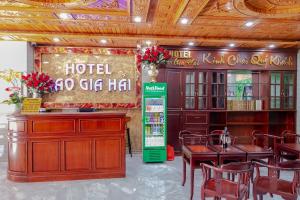 un restaurant avec un hôtel sans panneau gha hahan dans une chambre dans l'établissement Cao Gia Hải, à Hô-Chi-Minh-Ville