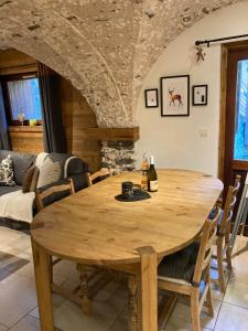 een houten tafel in een woonkamer met een bank bij Two Bedroom Apartment La Voute, Chandon near Meribel - Sleeps 4 Adults or 2 Adults and 3 Children in Les Allues