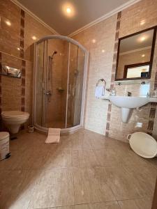 W łazience znajduje się prysznic, toaleta i umywalka. w obiekcie Cosy Apartment with Sea view in Santa Marina w mieście Sozopol