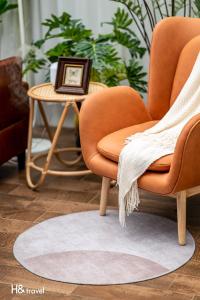 馬公市的住宿－澎湖說故事人的海景小地方，一张桌子旁的橙色椅子,上面有照片