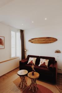 a living room with a couch and a table at Le Rose Thé in La Ciotat