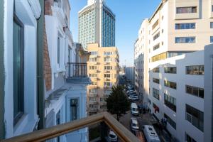 Una vista de una calle de la ciudad con edificios. en Roe Suite Hotel - TAKSIM, en Estambul