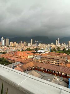 una vista aérea de una ciudad con edificios en Apartaestudio con vista a los cerros de Bogotá., en Bogotá