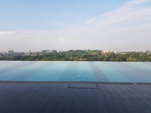 una grande piscina con una città sullo sfondo di SJB Suria Jelutong a Shah Alam