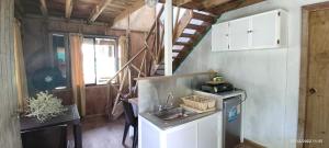 eine kleine Küche mit einer Spüle und einem Herd in der Unterkunft Hotel YELLOW HOME Providencia Isla in Providencia