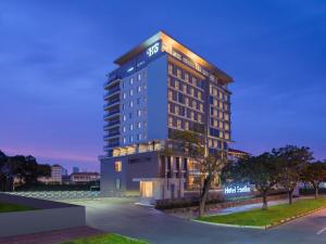 una representación de un edificio de hotel por la noche en Hotel Santika Batam en Batam Centre