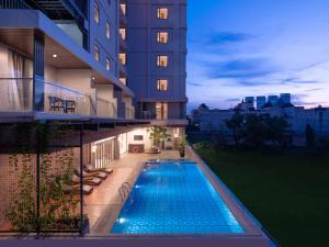 巴淡島中心的住宿－Hotel Santika Batam，建筑物一侧的游泳池