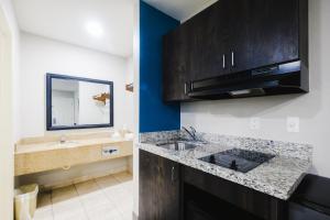 Kuchyň nebo kuchyňský kout v ubytování Scottish Inn & Suites