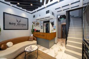 vestíbulo con sofá y recepción en Roe Suite Hotel - TAKSIM, en Estambul