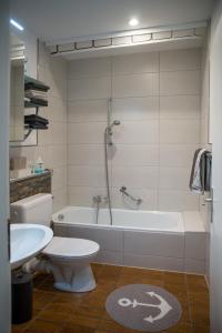 Ένα μπάνιο στο Ferienwohnung Toskana mit Schwimmbad und Sauna