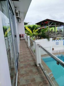 balcone con vista su un resort con piscina di Germaroze a Oslob