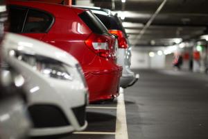 eine Reihe von Autos, die in einer Parkgarage geparkt sind in der Unterkunft Wyndham Garden Munich Messe in München