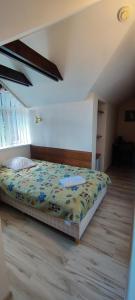 ein Schlafzimmer mit einem Bett in der Mitte eines Zimmers in der Unterkunft Morena in Klaipėda