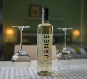 eine Flasche Wein auf dem Tisch mit zwei Gläsern in der Unterkunft Ferienwohnung Toskana mit Schwimmbad und Sauna in Bad Bergzabern
